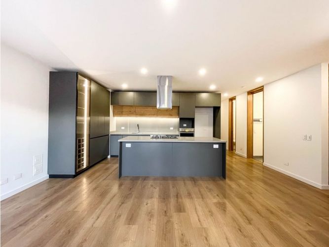 Apartamento de 3 alcobas en venta en Chicó Navarra, Bogotá, 147 m² · foto 3 de 19