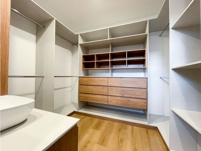 Apartamento de 3 alcobas en venta en Chicó Navarra, Bogotá, 147 m² · foto 13 de 19