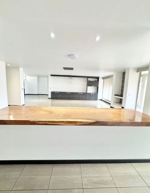Apartamento de 3 alcobas en venta en Chicó Navarra, Bogotá, 240 m² · foto 2 de 19