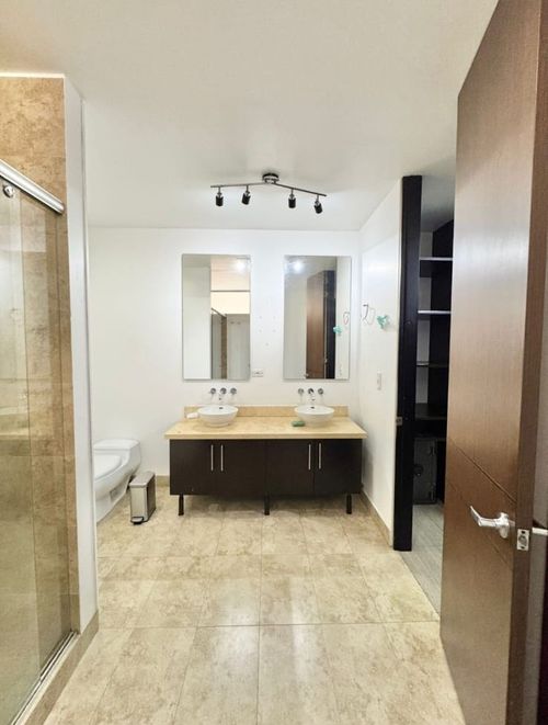 Apartamento de 3 alcobas en venta en Chicó Navarra, Bogotá, 240 m² · foto 16 de 19
