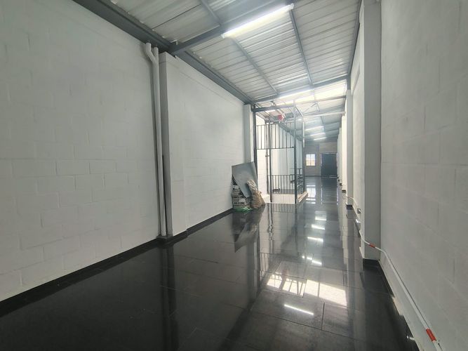 Bodega en arriendo en Trinidad, Medellín, 330 m² · foto 5 de 12