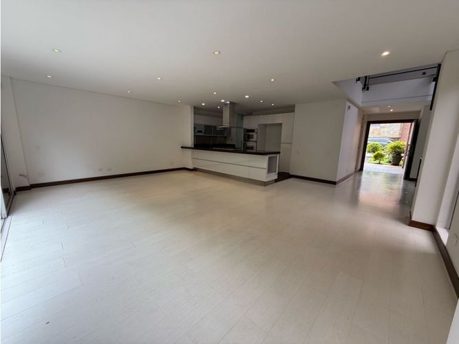 Casa de 3 alcobas en venta en Loma Benedictinos, Envigado, 265 m² · foto 2 de 24