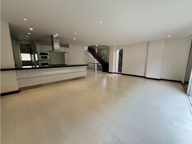 Casa de 3 alcobas en venta en Loma Benedictinos, Envigado, 265 m² · foto 3 de 24