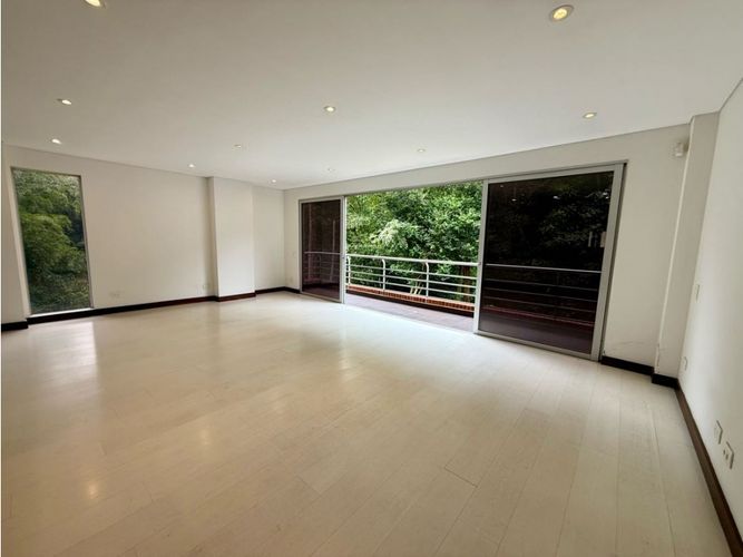 Casa de 3 alcobas en venta en Loma Benedictinos, Envigado, 265 m² · foto 4 de 24