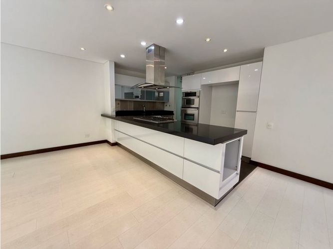 Casa de 3 alcobas en venta en Loma Benedictinos, Envigado, 265 m² · foto 5 de 24