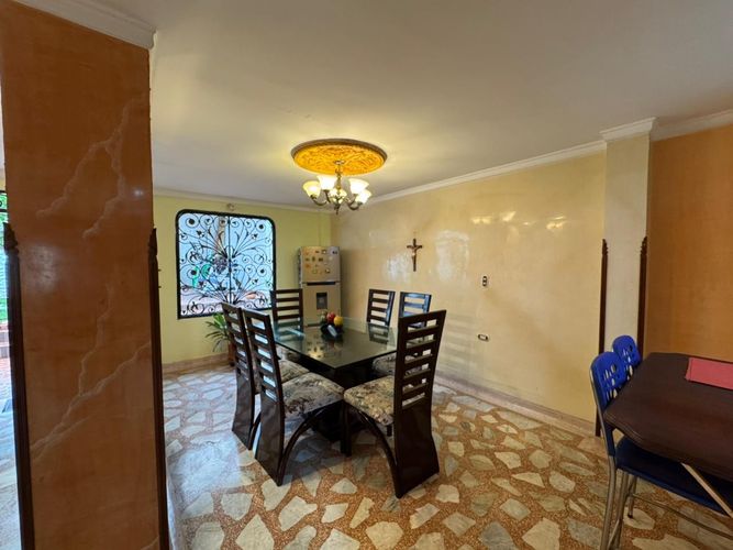 Casa de 5 alcobas en venta en La Victoria, Bucaramanga, 410 m² · foto 2 de 24