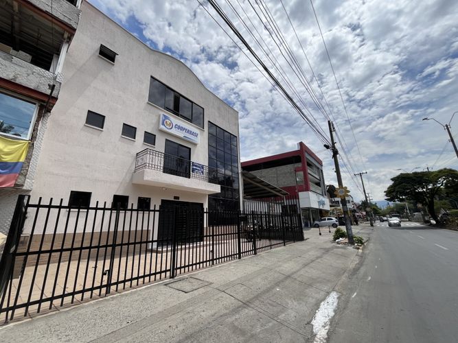Oficina en arriendo en Urbanizacion La Base (Planta Y Talleres), Cali, 220 m² · foto 2 de 19