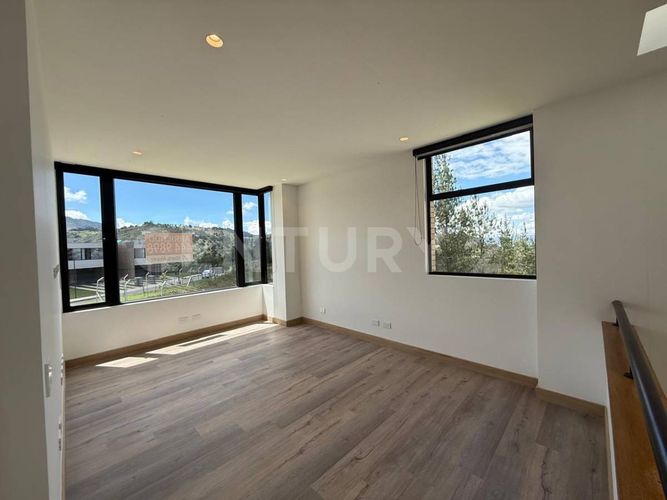 Casa de 3 alcobas en venta en La Convencion, Rionegro, 328 m² · foto 18 de 22