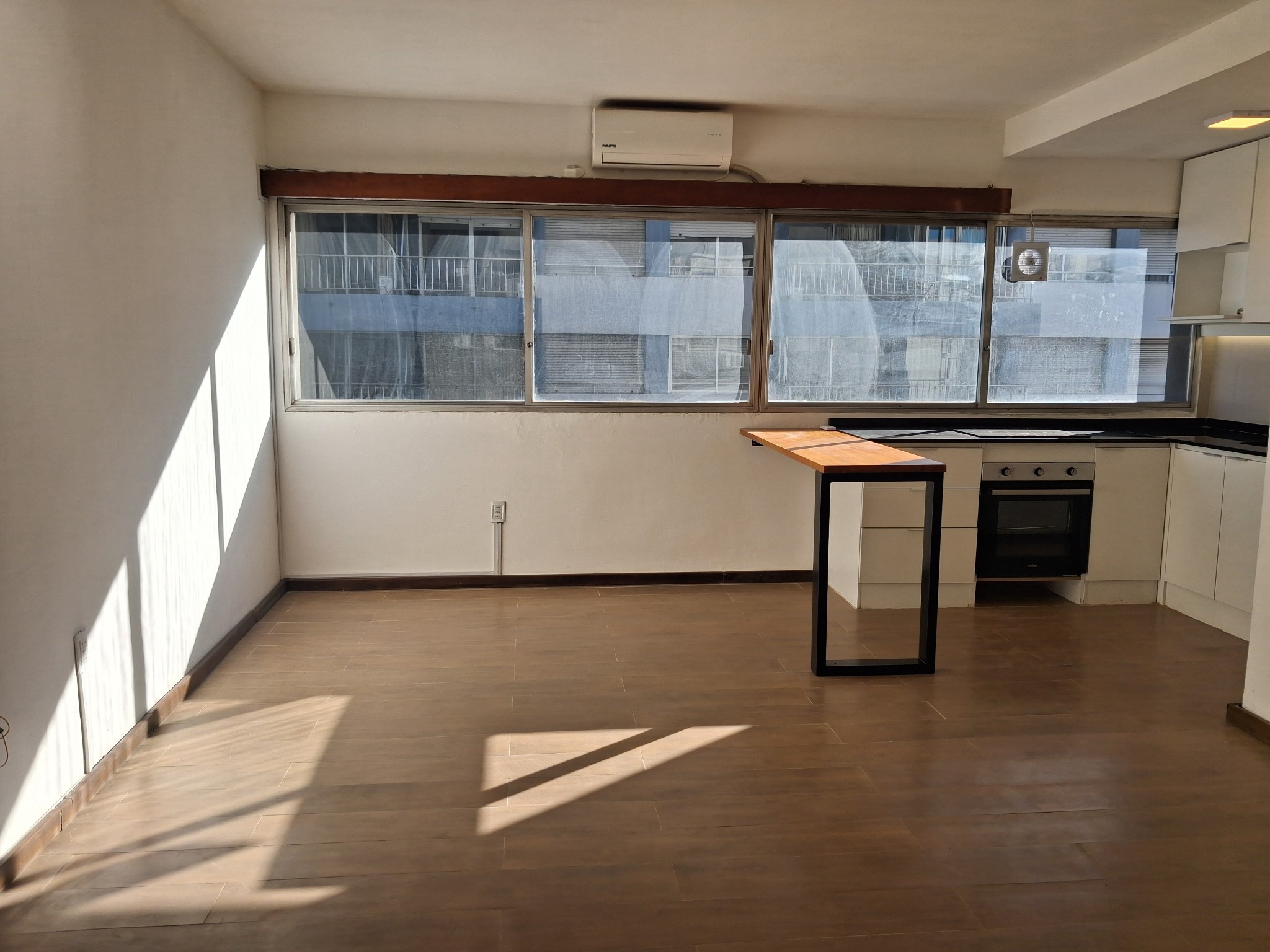 Alquiler Apartamento Cordón 18 de Julio Al Frente Amplio 40 mts A nuevo Aire Anafe Horno Calefón Portero