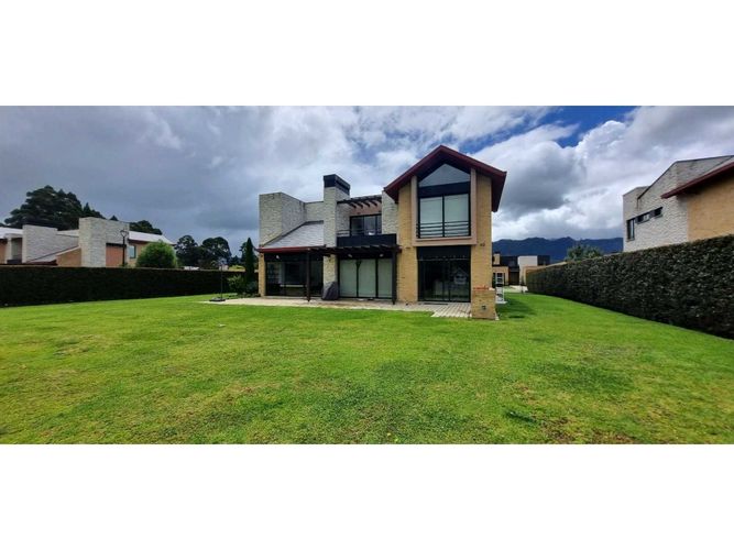 Casa de 3 alcobas en venta en Hatogrande, Sopó, 368 m² · foto 2 de 24