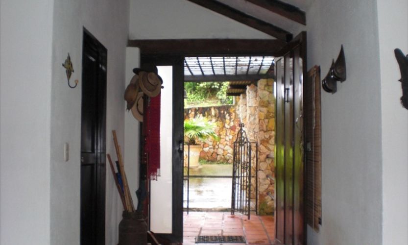 Casa de 4 alcobas en venta en Bellavista, Cali, 1674 m² · foto 2 de 24