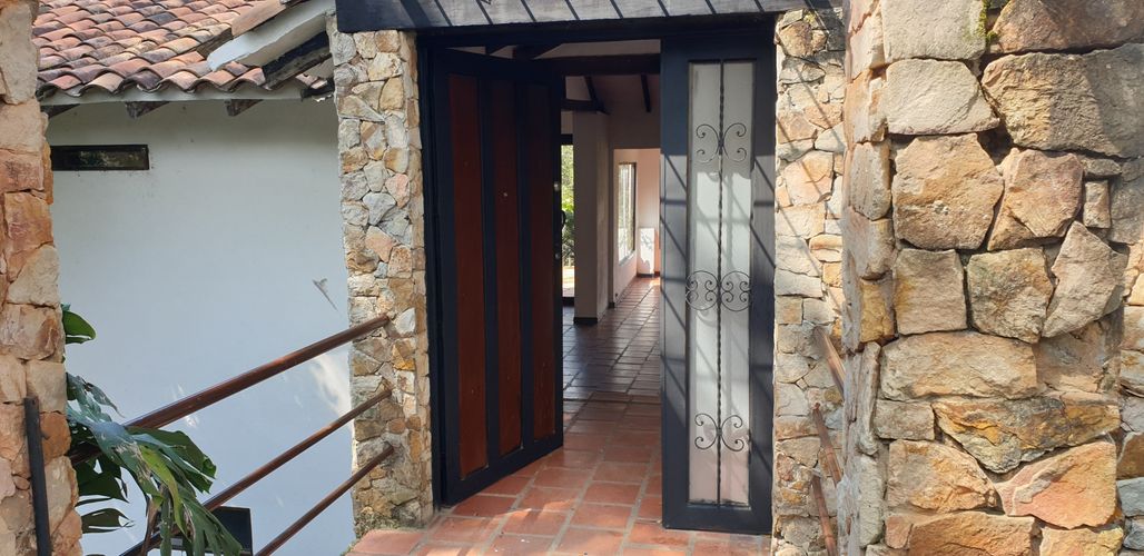 Casa de 4 alcobas en venta en Bellavista, Cali, 1674 m² · foto 3 de 24