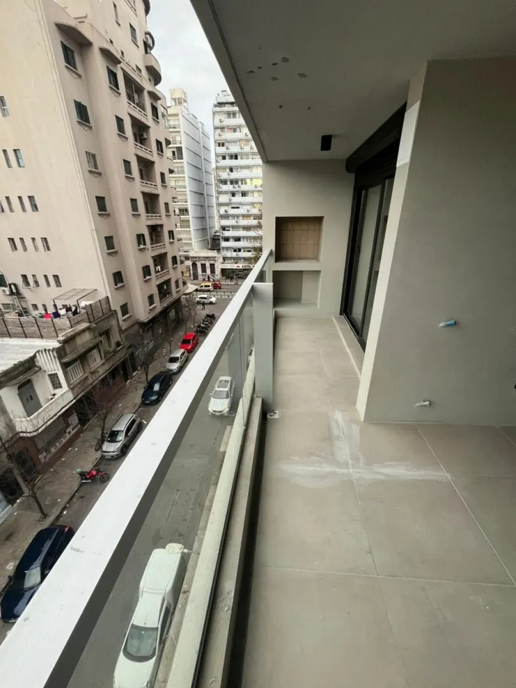 Alquiler Apartamento Un Dormitorio Con Amplia Terraza, Parrillero Y Garaje En El Centro