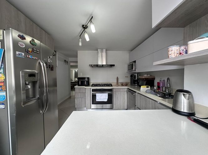 Casa de 4 alcobas en venta en Los Naranjos, Medellín, 220 m² · foto 2 de 20