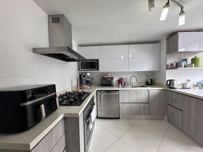Casa de 4 alcobas en venta en Los Naranjos, Medellín, 220 m² · foto 3 de 20