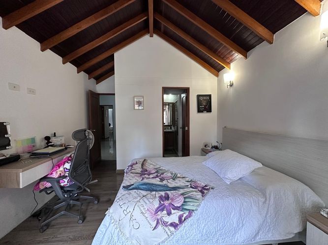 Casa de 4 alcobas en venta en Los Naranjos, Medellín, 220 m² · foto 16 de 20