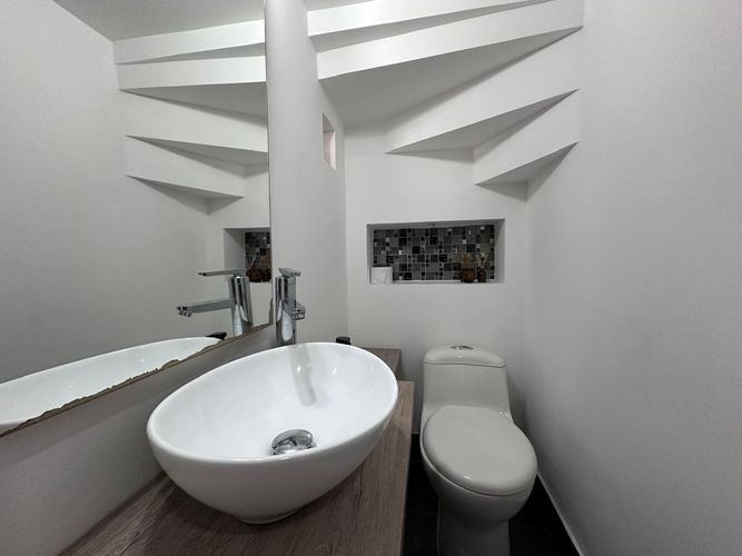 Casa de 4 alcobas en venta en Los Naranjos, Medellín, 220 m² · foto 17 de 20