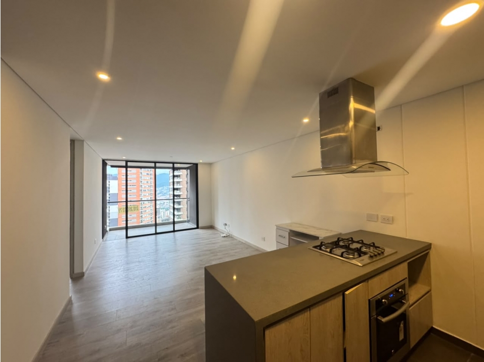 Apartamento en arriendo en El Poblado, Medellín · foto 2 de 14