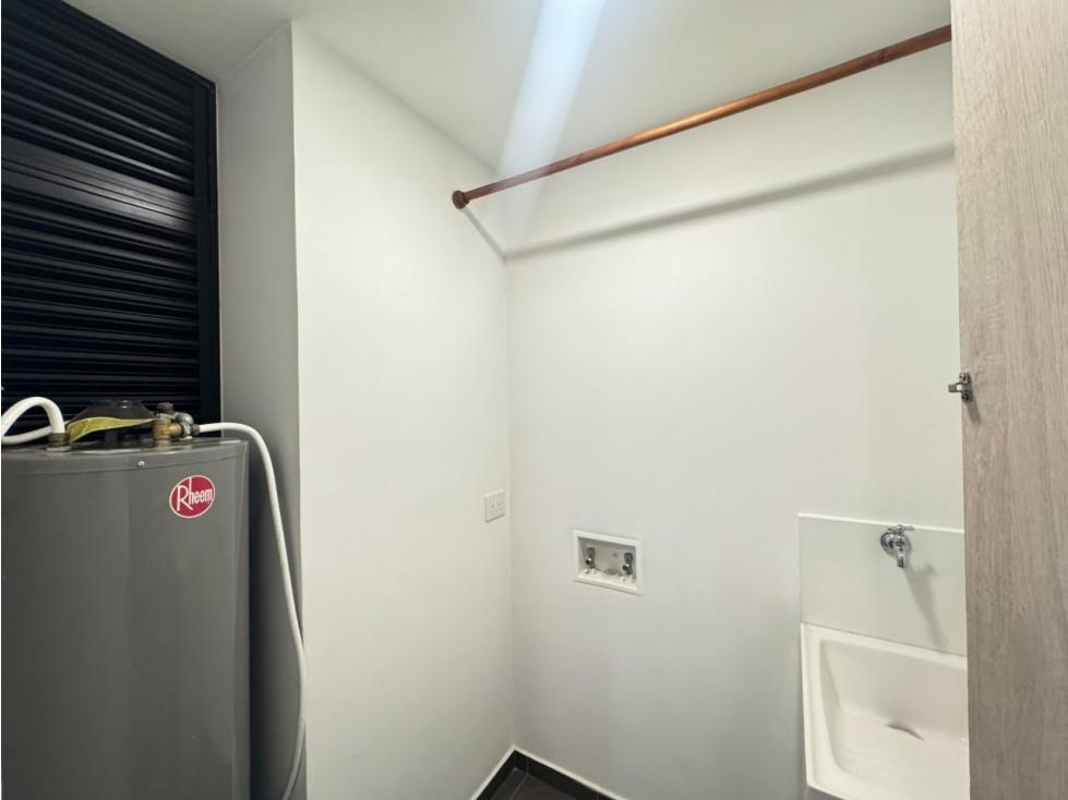 Apartamento en arriendo en El Poblado, Medellín · foto 3 de 14