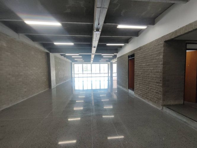 Oficina en arriendo en La Aguacatala, Medellín, 351 m² · foto 2 de 15