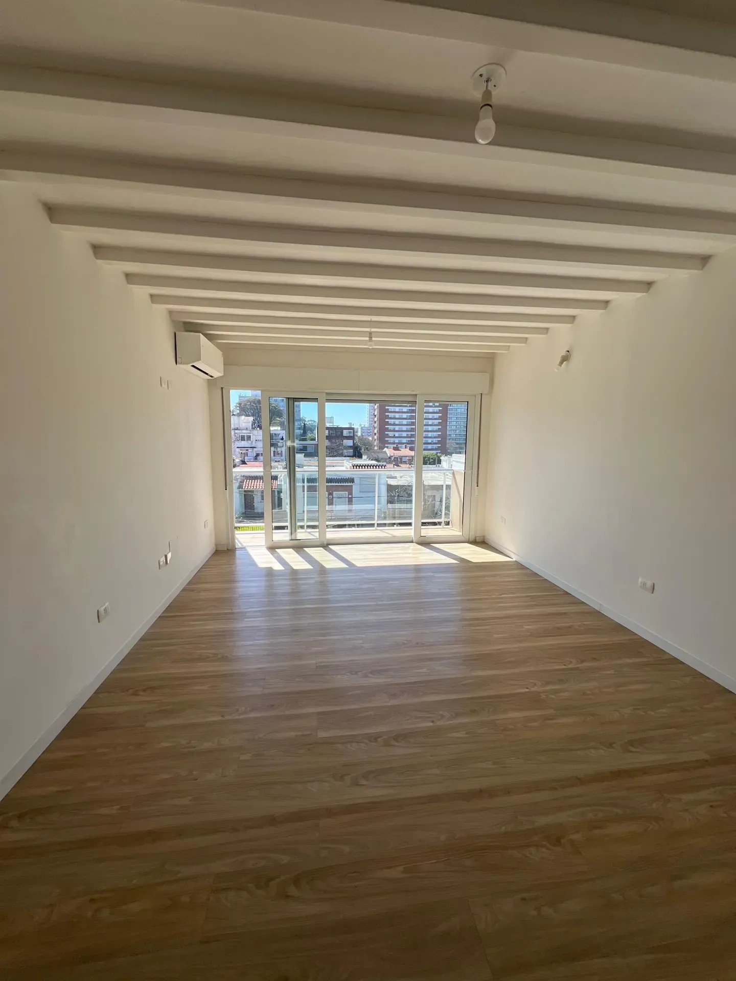 ALQUILER EN MALVIN DE 2 DORMITORIOS, PISO  3 AL FRENTE, BALCON Y TERRAZA, BARBACOA Y LAVADERO