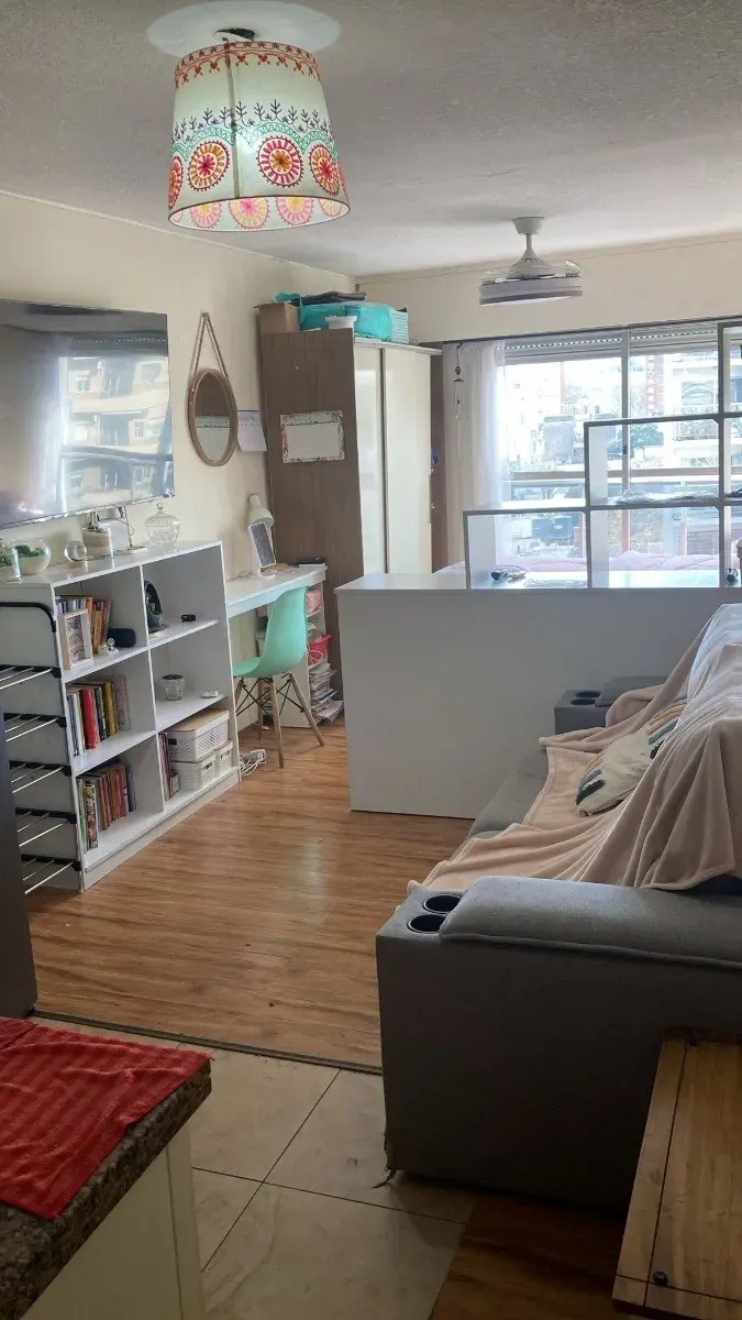Alquiler De Apartamento Monoambiente En Pocitos, Al Frente, Piso Alto, Luminoso, Porteria.