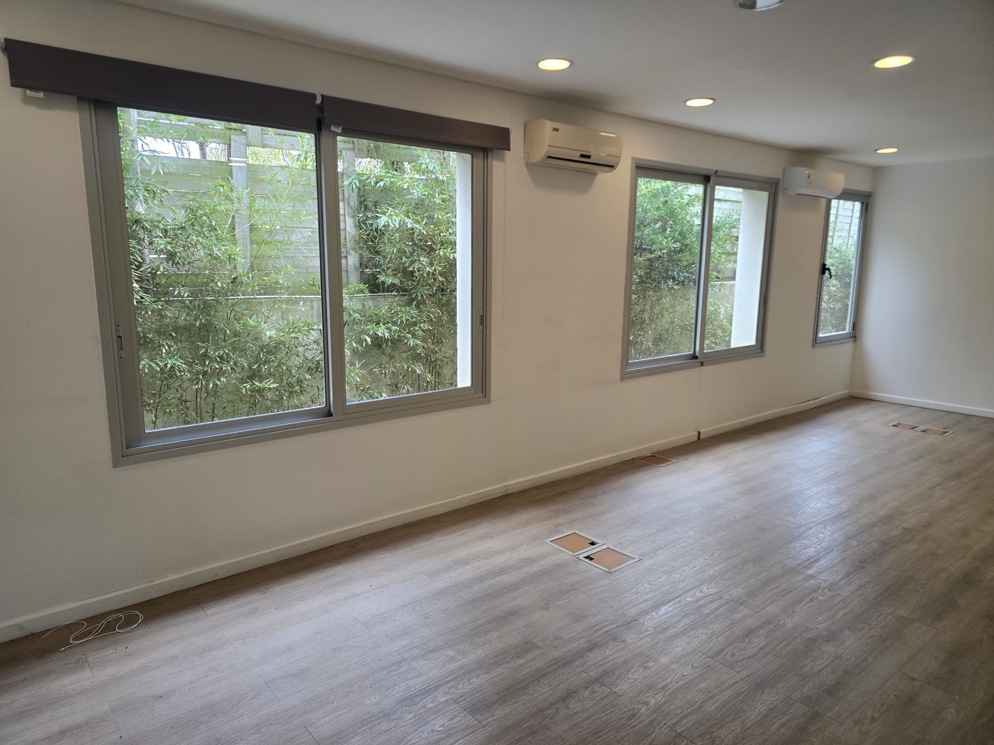 Alquiler Oficina en Carrasco | 3 Ambientes, Kitchenette, Ascensor y Portería 24 hs