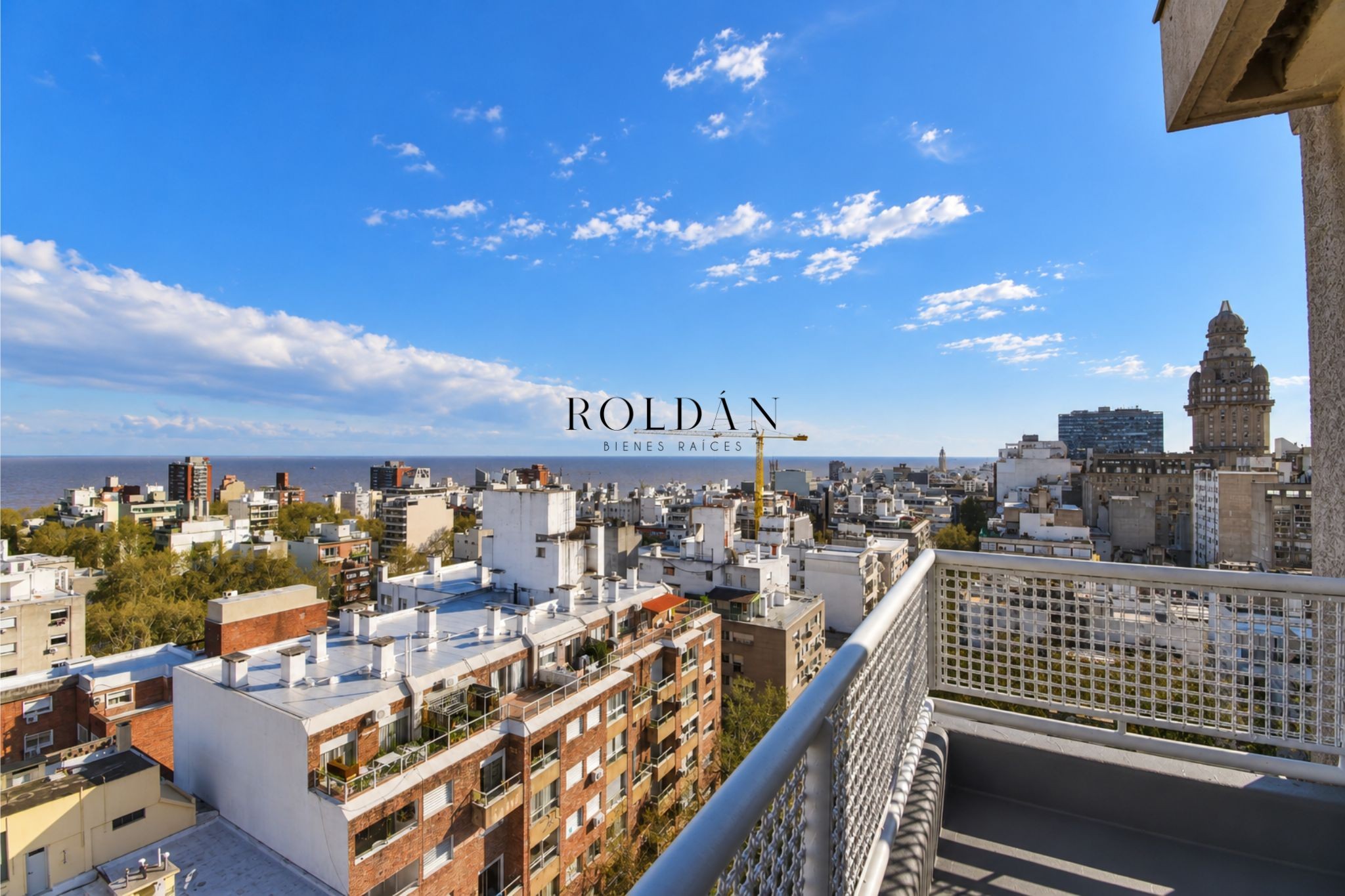 Apartamento Alquiler Centro 3 Dormitorios Piso 12 Impecable Estado Calefacción Portería A Metros De Avenida 18 De Julio