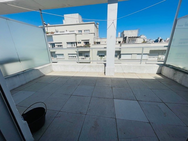 ALQUILER MONOAMBIENTE CON GRAN TERRAZA EN EJIDO Y CANELONES A PARTIR DE DICIEMBRE