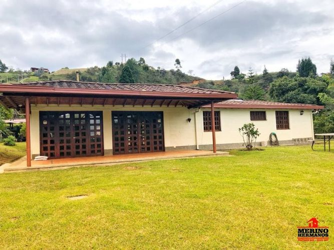 Casa de 3 alcobas en arriendo en Guarne, 300 m² · foto 2 de 24