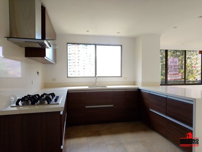 Apartamento de 3 alcobas en arriendo en El Diamante No. 2, Medellín, 175 m² · foto 16 de 24