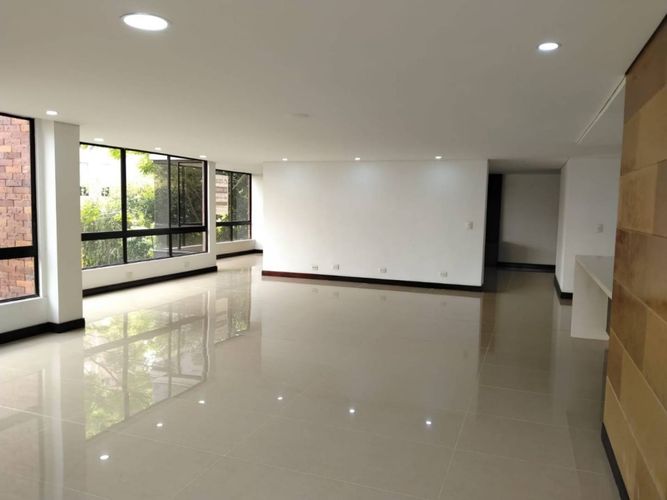 Apartamento de 4 alcobas en arriendo en Lalinde, Medellín, 295 m² · foto 2 de 24