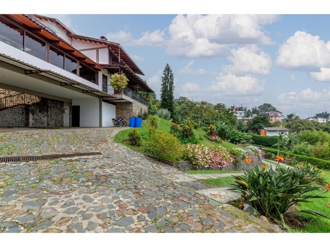 Casa de 8 alcobas en venta en Medio Dapa, Cali · foto 3 de 24