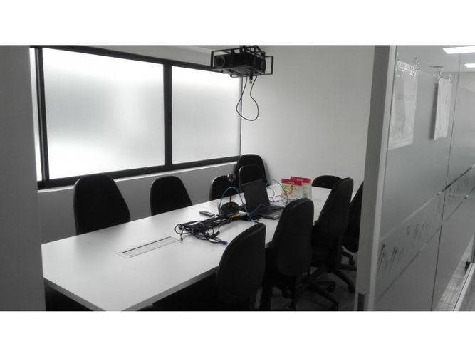 Oficina en venta en El Limonar, Cali, 212 m² · foto 2 de 8