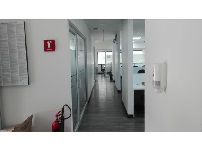 Oficina en venta en El Limonar, Cali, 212 m² · foto 4 de 8