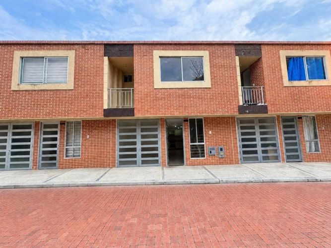 Casa de 3 alcobas en venta en Mirador De Cantabria, Ibagué, 87 m² · foto 2 de 24