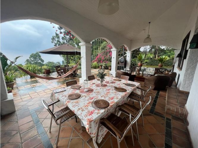 Casa de 5 alcobas en venta en Zona Industrial, Cali, 1000 m² · foto 1 de 24