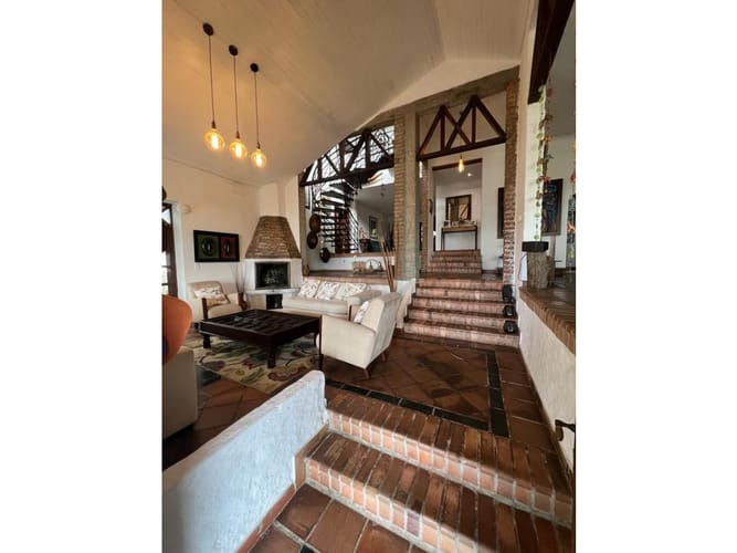 Casa de 5 alcobas en venta en Zona Industrial, Cali, 1000 m² · foto 2 de 24