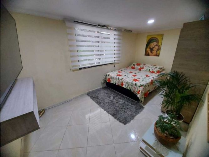 Casa de 5 alcobas en venta en Loma Del Indio, Medellín, 200 m² · foto 2 de 18