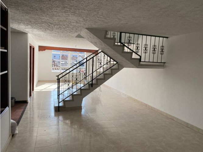 Casa de 4 alcobas en venta en Miraflores, Cali, 221 m² · foto 3 de 17