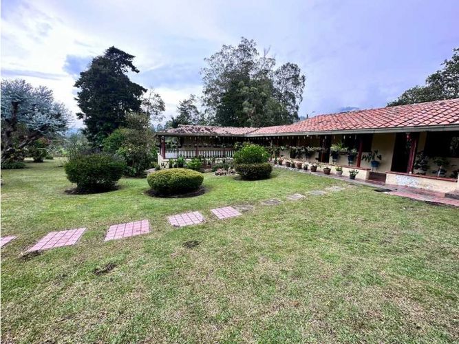 Casa de 6 alcobas en venta en Llano Grande, Rionegro, 300 m² · foto 2 de 24