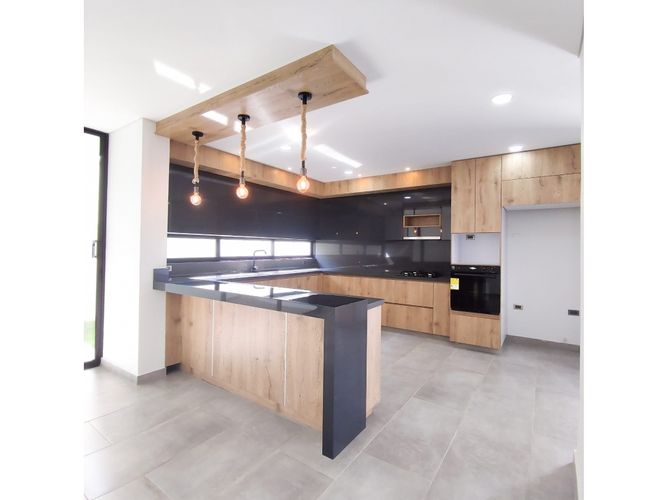 Casa de 6 alcobas en venta en Las Mercedes, Jamundí, 300 m² · foto 2 de 24