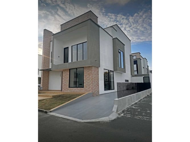 Casa de 6 alcobas en venta en Las Mercedes, Jamundí, 300 m² · foto 2 de 24