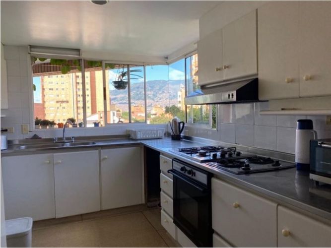 Apartamento de 5 alcobas en venta en Laureles, Medellín, 214 m² · foto 8 de 14