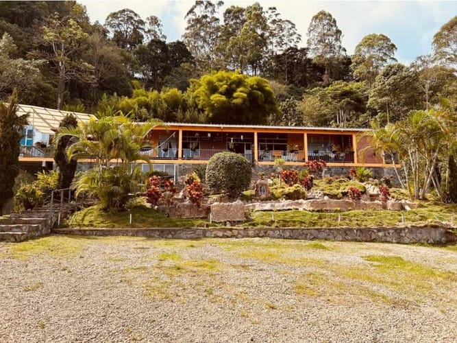 Casa de 9 alcobas en venta en La Castilla, Cali · foto 2 de 24
