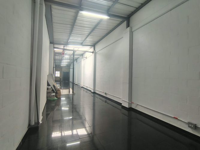 Bodega en arriendo en Trinidad, Medellín, 120 m² · foto 8 de 12
