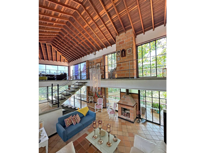 Casa de 7 alcobas en venta en Vereda La Doctora, Sabaneta, 470 m² · foto 2 de 11