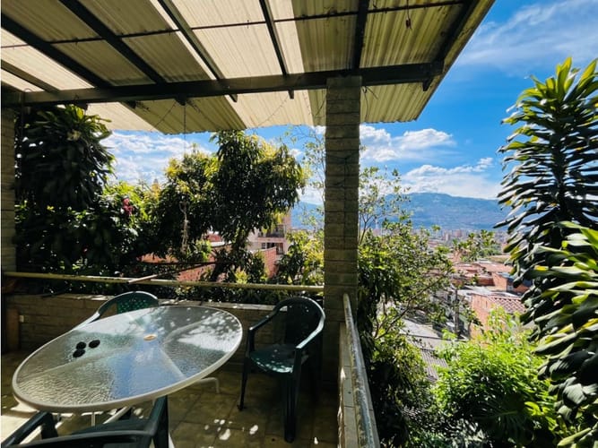 Casa de 3 alcobas en venta en Miraflores, Medellín, 190 m² · foto 2 de 15