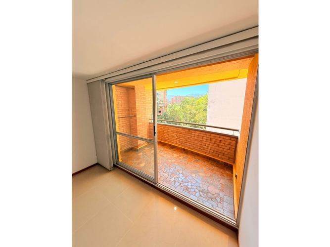 Apartamento de 2 alcobas en venta en Las Lomitas, Sabaneta, 111 m² · foto 14 de 24