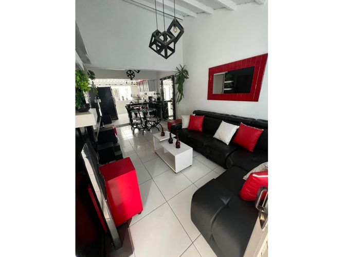 Casa de 6 alcobas en venta en La Selva, Cali, 340 m² · foto 2 de 9